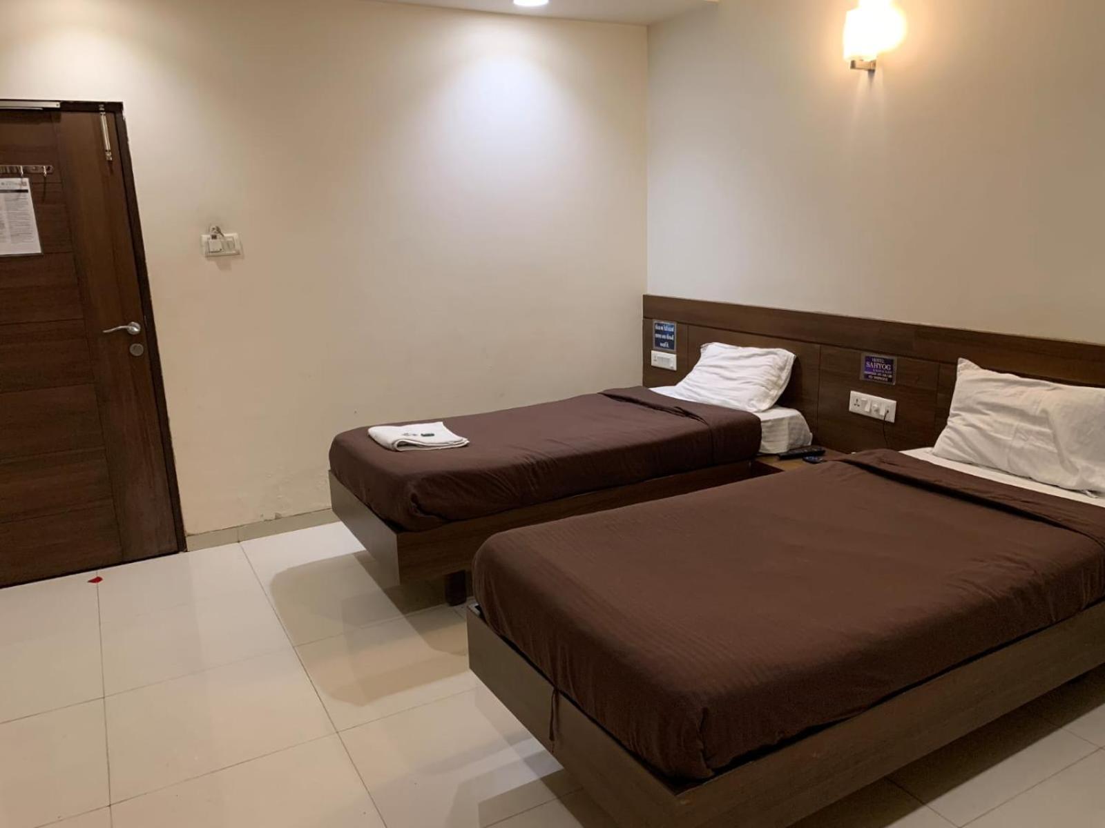 Hotel Sahyog Padra  Bagian luar foto