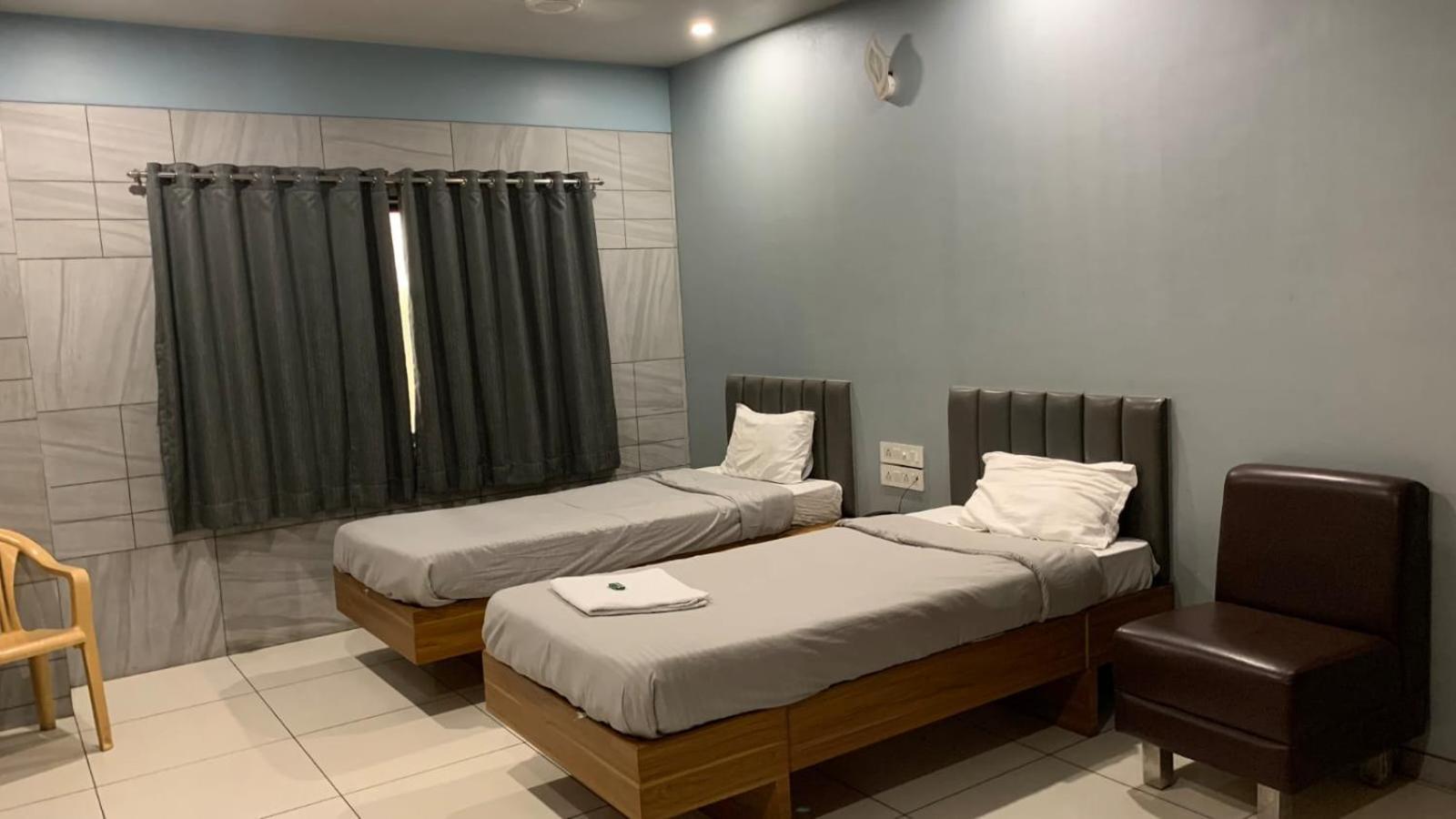 Hotel Sahyog Padra  Bagian luar foto