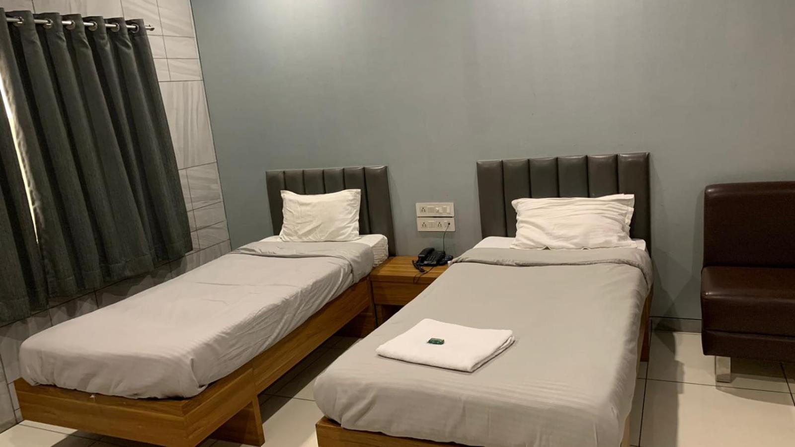 Hotel Sahyog Padra  Bagian luar foto