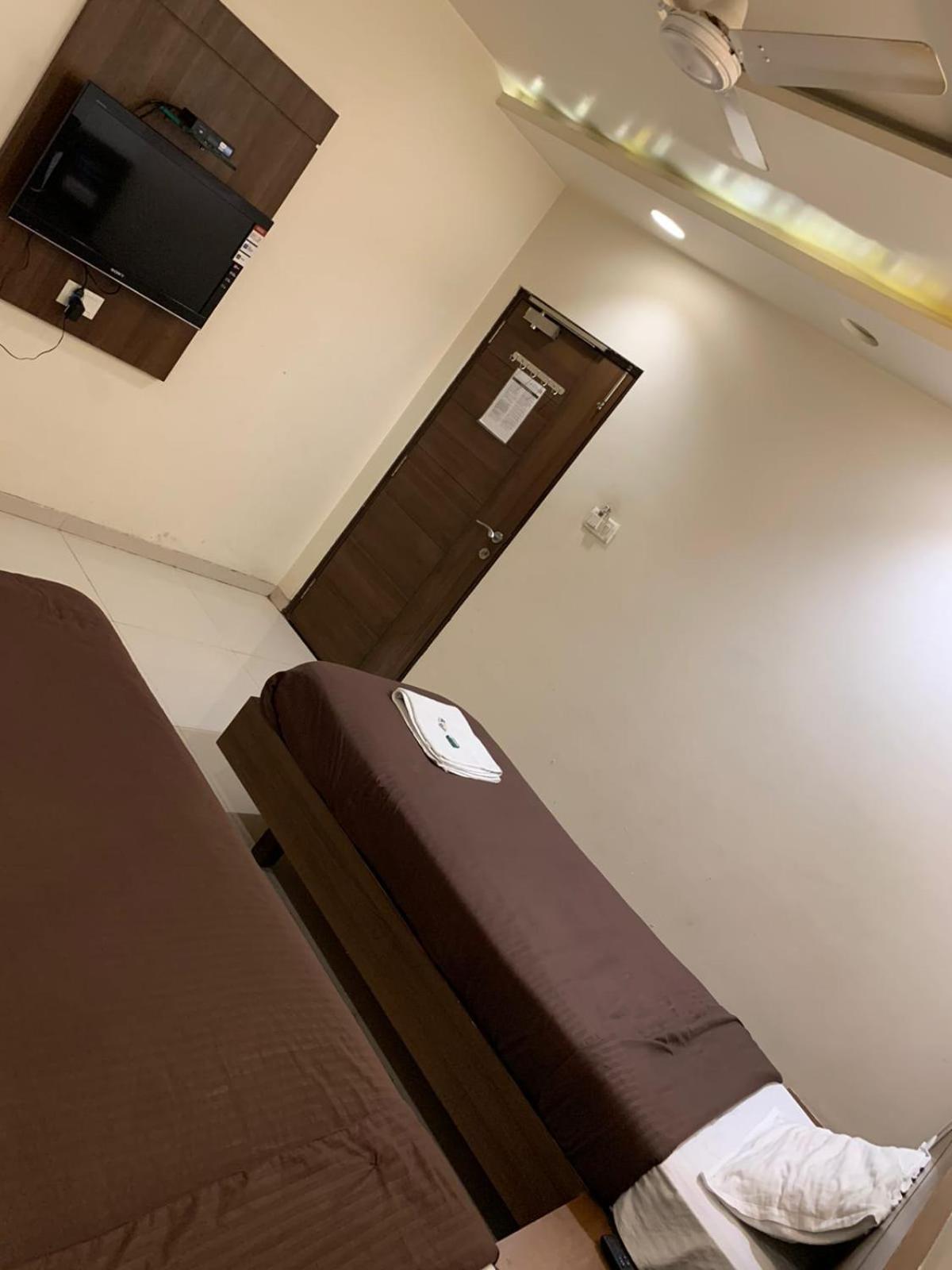 Hotel Sahyog Padra  Bagian luar foto
